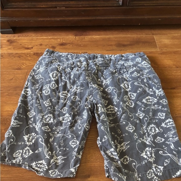 Fresh Gray Floral Men's Shorts - Picture 4 of 7